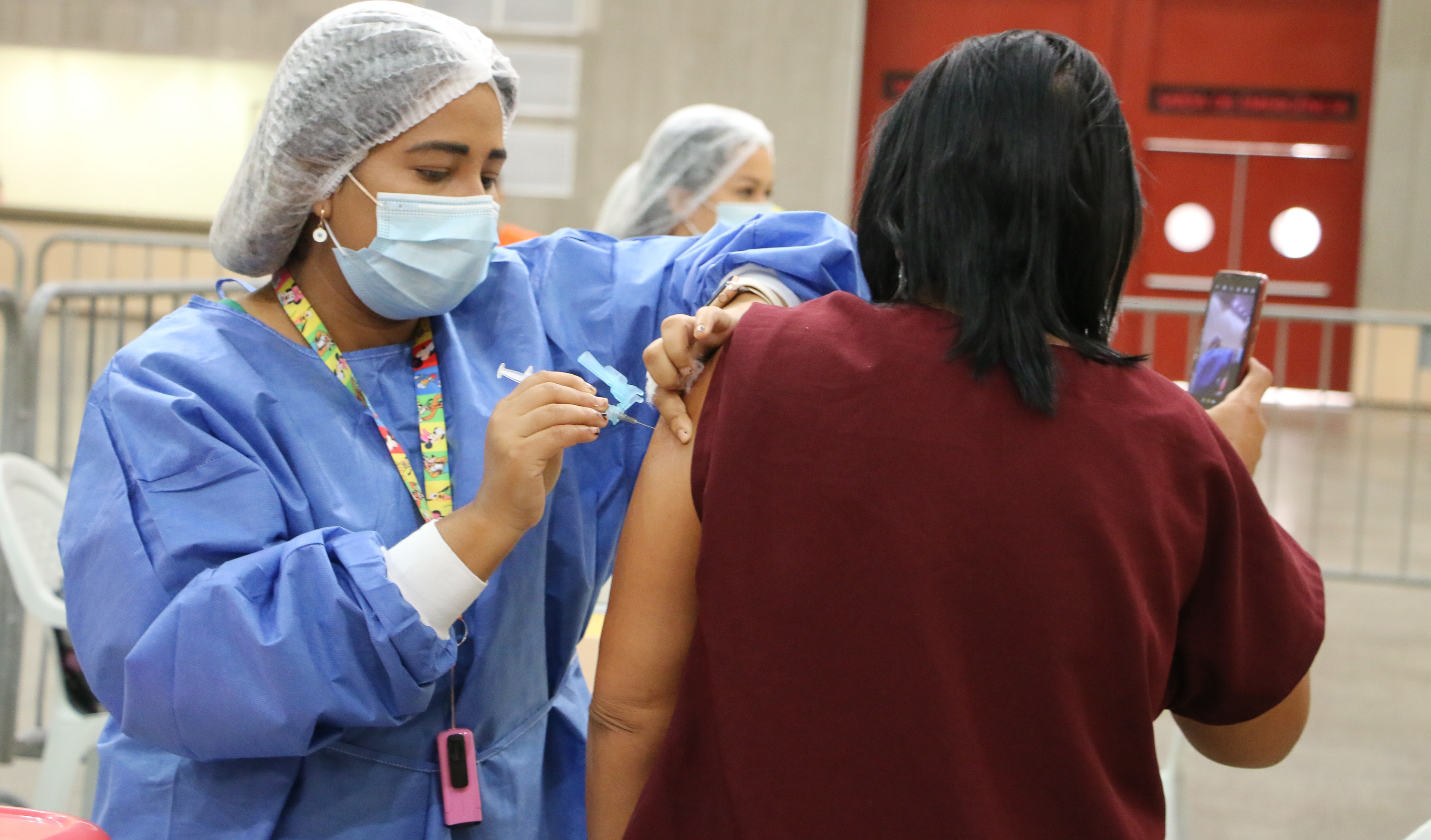 pessoa sendo vacinada